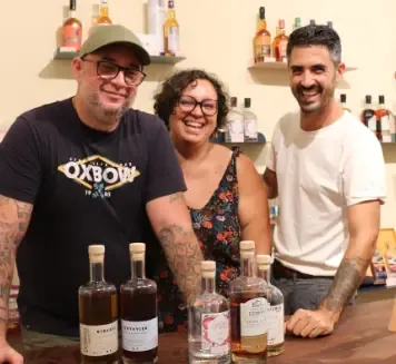 Wilfrid, Sarah et Alexander à la distillerie
