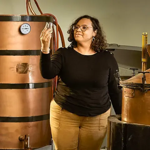 Sarah Mussard dans la distillerie